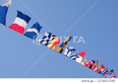 満艦飾で飾り付けられた国際信号旗 125601390