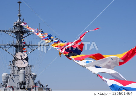 イージス駆逐艦ベンフォールドに施された満艦飾 イージス駆逐艦ベンフォールドに施された満艦飾 125601464