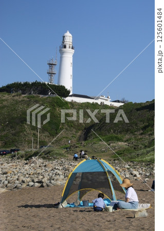 千葉県銚子市犬吠埼灯台と君ヶ浜海岸とテント 125601484