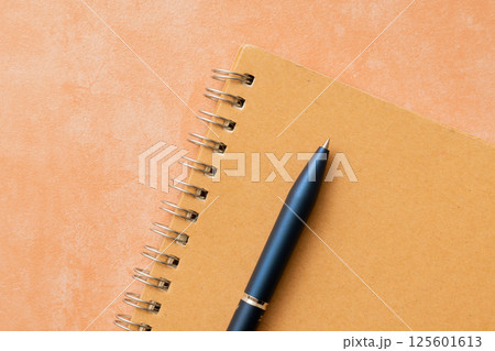 メモ帳とボールペン メモ帳とボールペン 125601613