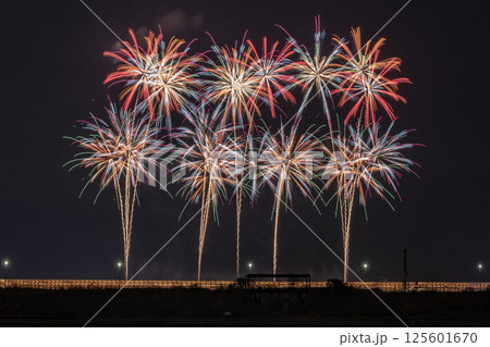 関西万博 夜空に打ちあがる花火 関西万博 夜空に打ちあがる花火 125601670