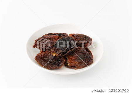 お皿に載せたドライトマト（天日干し） 125601709