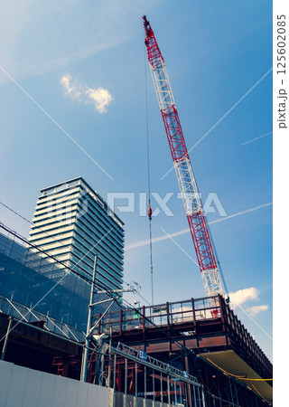 工事中のクレーンと青空 東京都 東村山駅高架化工事 2025.04　b-3 暖色寒色強調 125602085