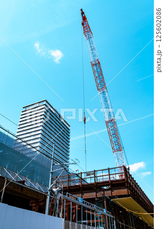 工事中のクレーンと青空 東京都 東村山駅高架化工事 2025.04 b-4 ライトカラー 工事中のクレーンと青空 東京都 東村山駅高架化工事 2025.04 b-4 ライトカラー 125602086