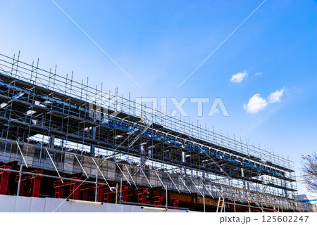 鉄道の高架化工事が進む東京 東村山駅 2025.04　高彩度コントラスト 125602247