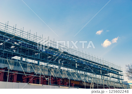 鉄道の高架化工事が進む東京 東村山駅 2025.04　暖色寒色強調 125602248