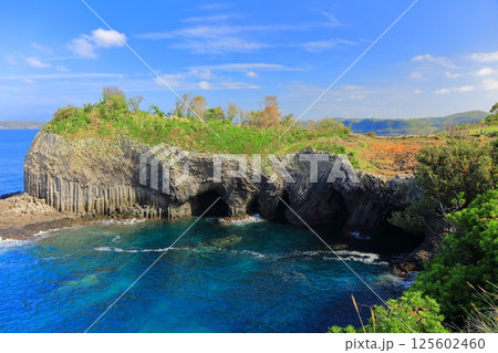 【佐賀県】晴天の玄界灘の屋形石の七ツ釜 125602460
