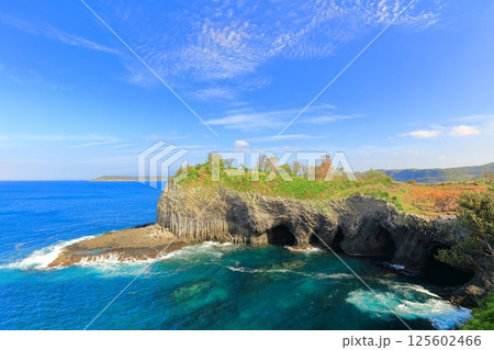 【佐賀県】晴天の玄界灘の屋形石の七ツ釜 125602466