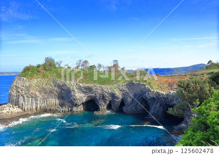 【佐賀県】晴天の玄界灘の屋形石の七ツ釜 125602478