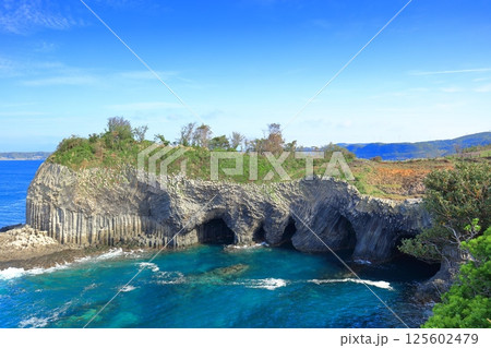 【佐賀県】晴天の玄界灘の屋形石の七ツ釜 125602479