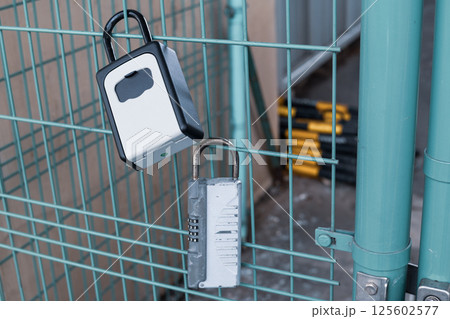 都心の公共物に取り付けられたキーボックス　クールカラー 125602577