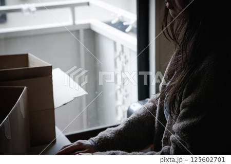 産後のうつに苦しむ女性 産後のうつに苦しむ女性 125602701