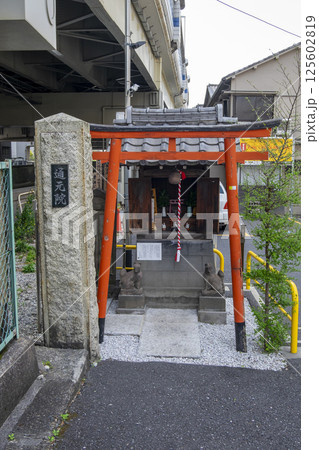 金杉橋たもとに残る増上寺別当「通元院」門柱と港区指定文化財「納経石塔」　（東京都港区芝公園） 125602819