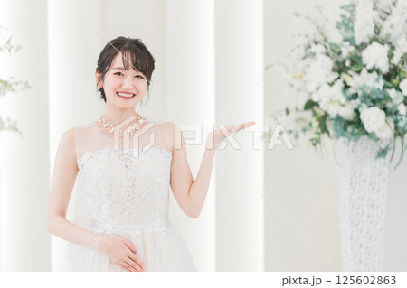 チャペルにいるウェディングドレス姿の花嫁,新婦 125602863