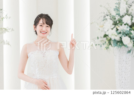 チャペルにいるウェディングドレス姿の花嫁,新婦 125602864