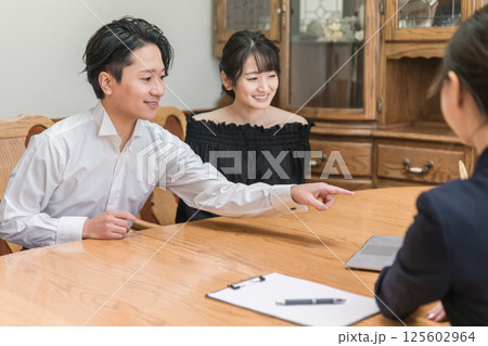 コンシェルジュ・ホテリエ・ウェディングプランナーと打ち合わせする男女(結婚相談所・結婚式場) コンシェルジュ・ホテリエ・ウェディングプランナーと打ち合わせする男女(結婚相談所・結婚式場) 125602964