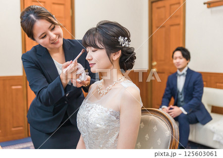 ブライズルーム・控え室で結婚式・披露宴の準備をする花嫁・新婦(ヘアメイクリハーサル) ブライズルーム・控え室で結婚式・披露宴の準備をする花嫁・新婦(ヘアメイクリハーサル) 125603061