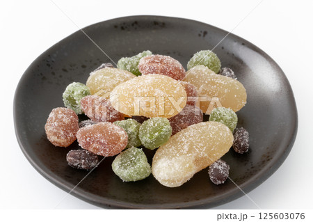 お皿に載せたカラフルな甘納豆 125603076