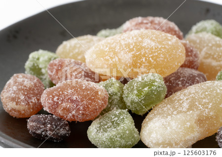 カラフルな甘納豆のクローズアップ カラフルな甘納豆のクローズアップ 125603176