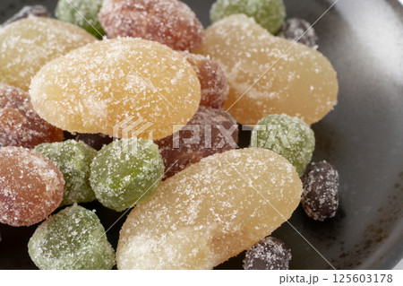 カラフルな甘納豆のクローズアップ 125603178