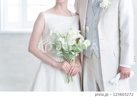 結婚式をする新郎新婦 125603272