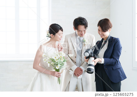 結婚式で撮影するブライダルカメラマン 結婚式で撮影するブライダルカメラマン 125603275