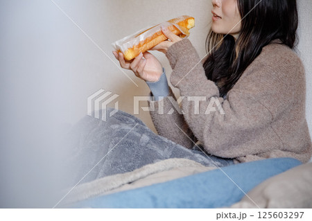 もう食べたくないのに 125603297