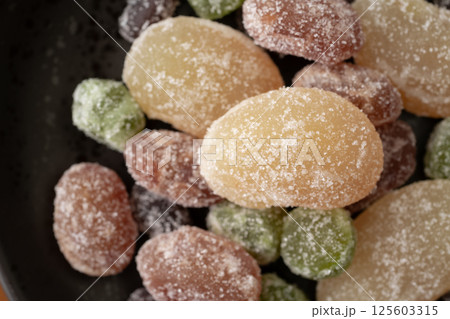 カラフルな甘納豆のクローズアップ 125603315