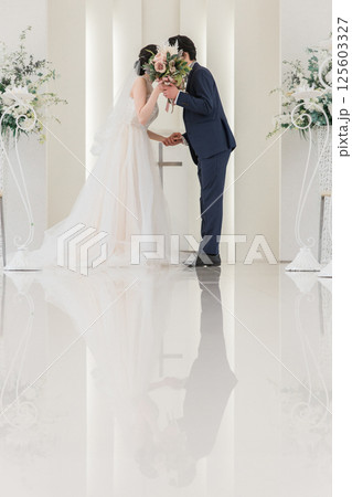 チャペル・教会で誓いのキスをする新郎新婦（ウェディング・ブライダル） 125603327