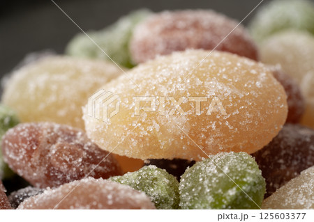 カラフルな甘納豆のクローズアップ 125603377