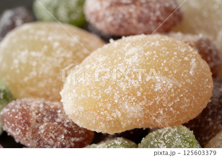 カラフルな甘納豆のクローズアップ カラフルな甘納豆のクローズアップ 125603379