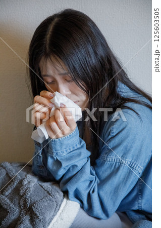 花粉症で苦しむ女性 花粉症で苦しむ女性 125603505