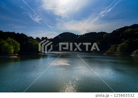 絶え間なく吹く風に乗って流れる雲と 揺れ動く湖面のリフレクション 新緑の布目ダムにて③ 125603532