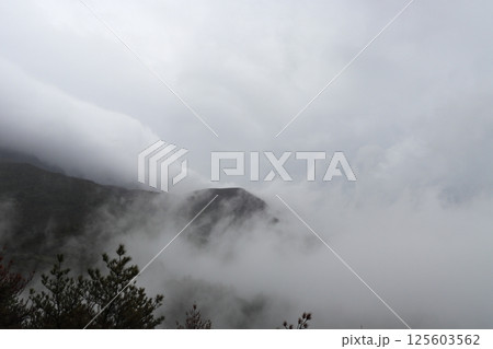 雲に覆われた山 桜島 雲に覆われた山 桜島 125603562