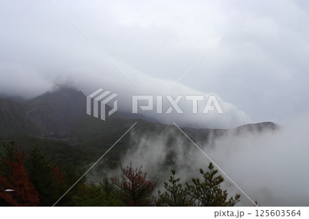 雲に覆われた山　桜島 125603564
