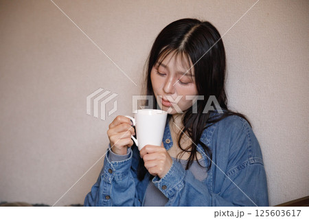 白湯を飲む女性 125603617