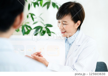 食事指導をする管理栄養士 食事指導をする管理栄養士 125603630