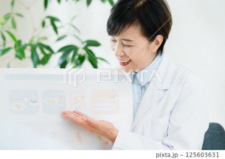 食事指導をする管理栄養士 食事指導をする管理栄養士 125603631