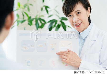 食事指導をする管理栄養士 125603633