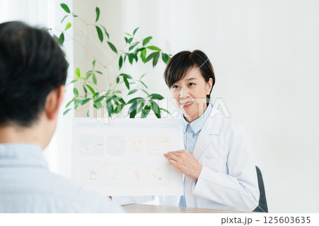 食事指導をする管理栄養士 125603635