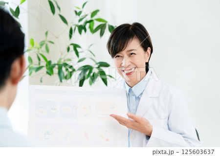 食事指導をする管理栄養士 食事指導をする管理栄養士 125603637