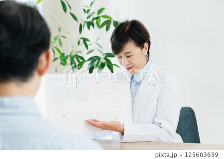 食事指導をする管理栄養士 食事指導をする管理栄養士 125603639