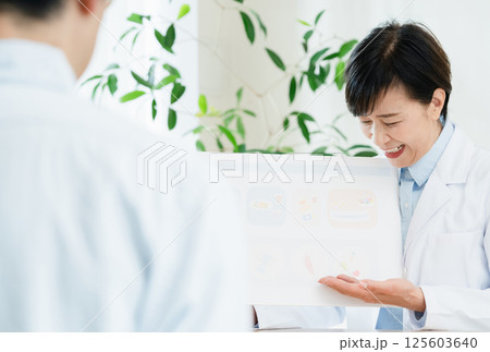 食事指導をする管理栄養士 食事指導をする管理栄養士 125603640