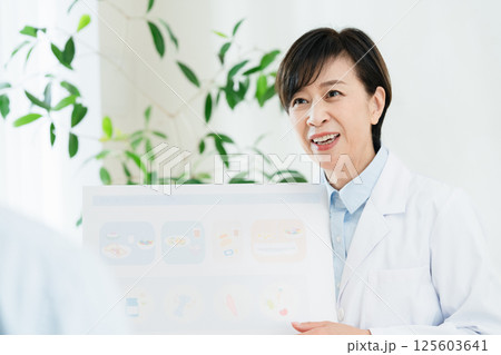 食事指導をする管理栄養士 食事指導をする管理栄養士 125603641