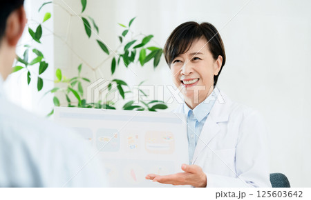 食事指導をする管理栄養士 125603642