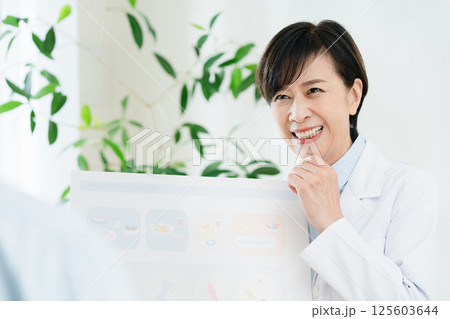 食事指導をする管理栄養士 食事指導をする管理栄養士 125603644