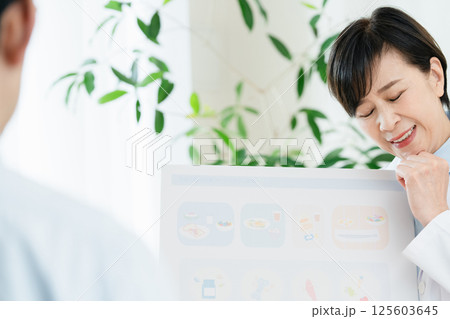 食事指導をする管理栄養士 食事指導をする管理栄養士 125603645