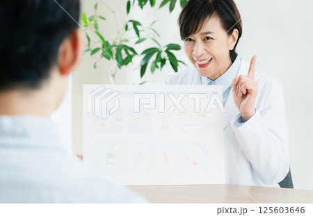 食事指導をする管理栄養士 125603646