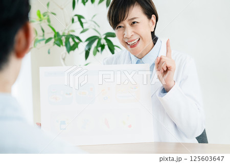 食事指導をする管理栄養士 125603647