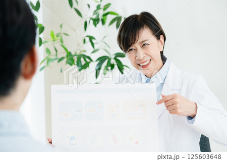 食事指導をする管理栄養士 125603648